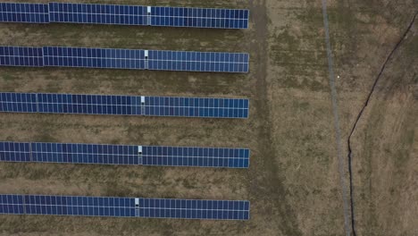 Solarpark-Panels,-Die-Von-Rechts-Nach-Links-Nach-Unten-Schauen