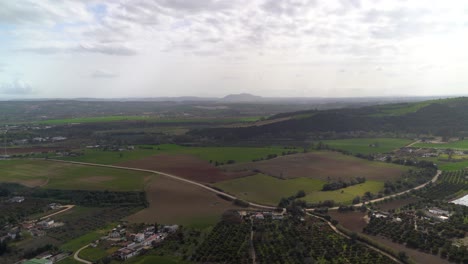 Schöne-Aussicht-über-Grüne-Felder-Und-Straßen-Im-Ländlichen-Spanien
