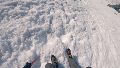 Montañeros-Caminando-Por-Una-Montaña-Empinada-Y-Cubierta-De-Nieve---Vista-De-Cabeza-Gopro