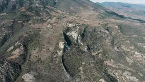 Aerial-view-of-Hierve-el-agua-rock-formations-and-natural-pools-in-Oaxaca,-Mexico