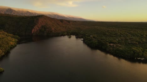 Luftüberführung-Friedlicher-See-Während-Der-Sonnenuntergangszeit-Mit-Enormer-Bergkette-Im-Hintergrund---Südamerika,-Argentinien