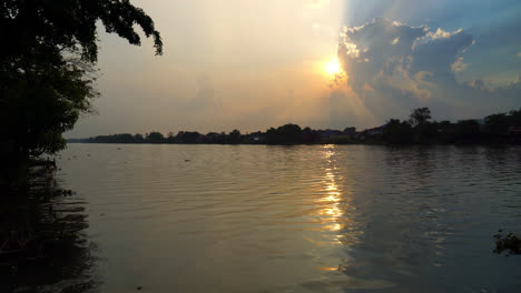 Blick-Auf-Den-Fluss-Und-Schöner-Sonnenuntergang-Mit-Bewölktem-Himmel-In-Thailand