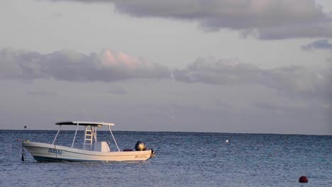 Fischerboot-An-Einer-Boje-Bei-Einem-Wunderschönen-Sonnenuntergang-Am-Karibischen-Meer