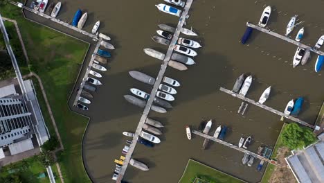 Drohnenrotation-über-Dutzende-Von-Schiffen,-Die-Am-Dock-Eines-Privaten-Clubs-Liegen