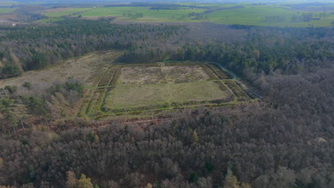 Cawthorne-Roman-Camp,-Pickering,-Luftaufnahmen,-North-York-Moors-National-Park,-Mit-Schwenk-Nach-Unten-über-Die-Erdwälle-Des-Römischen-Forts-Schieben