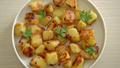 Geröstete-Oder-Gegrillte-Kartoffeln-Auf-Weißem-Teller