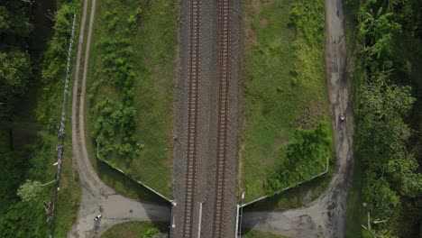 Kamera-Nach-Unten-Zeigt-Den-Verlauf-Der-Eisenbahnschienen