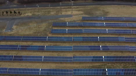 4k-Solarfarm-Aus-Der-Luft-Neigt-Sich-Bis-Zu-Den-Bergen