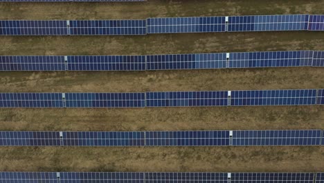 Solarpanel-Farm-In-Der-Grafschaft-4k-Antenne