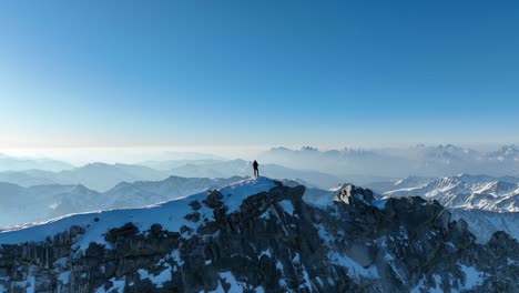 Bergsteiger-Mit-Eispickel-Auf-Einem-Bergrücken-In-Den-Italienischen-Alpen