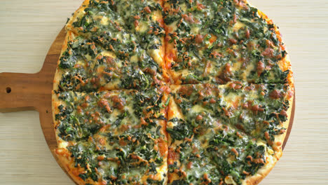 Spinat-Käse-Pizza-Auf-Holztablett---Vegane-Und-Vegetarische-Küche