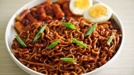 Jjajang-Rabokki---Korean-instant-noodles-or-Ramyeon-with-Korean-rice-cake-or-Tteokbokki-and-egg-in-black-bean-sauce---Korean-food-style