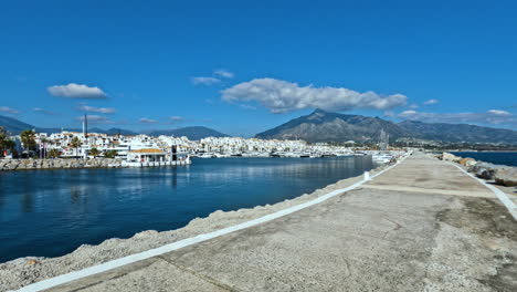 4k-Statische-Aufnahme-Der-Leeren-Berühmten-Bucht-Puerto-Banus-In-Marbella,-Spanien