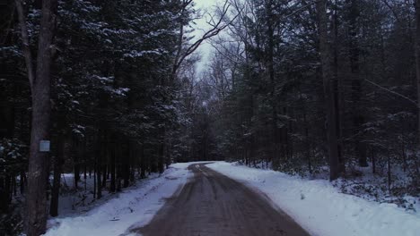 Glatte-Drohnenaufnahmen-Einer-Wunderschönen-Straße-Durch-Einen-Verschneiten-Winterwald-In-Den-Appalachen-Im-Winter-Im-New-Yorker-Hudson-Valley-Im-Catskill-Mountains-Untergebiet