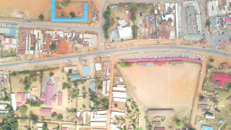 Tráfico-Por-Carretera-Que-Discurre-Entre-Zonas-Residenciales-En-Kenia