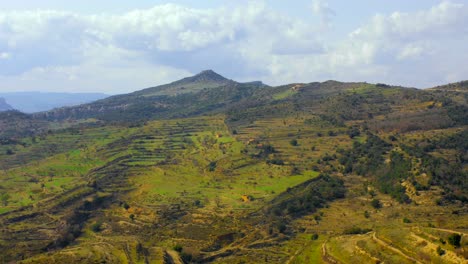 Luftpanorama-Mit-Bergketten-Und-Feldterrassen-In-Der-Maestrazgo-landschaft,-Spanien
