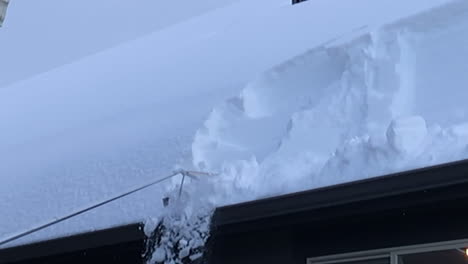 Schnee-Von-Einem-Dach-Im-Winter-Rakng