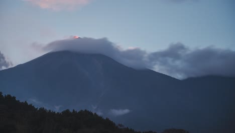 Montaña-Del-Cráter-Del-Volcán-Y-Valle-Majestuoso-Con-Un-Paisaje-Nublado-Fluido,-Vista-De-Lapso-De-Tiempo