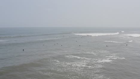 Miraflores-Green-Coast-Sea-Und-Surfer-Warten-Auf-Wellen---Drohne-Uhd