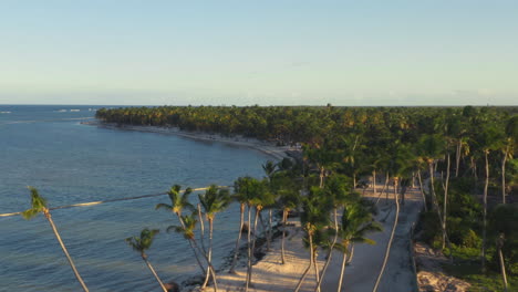 Goldene-Sonne-Und-Tiefe-Schatten-An-Einem-Unberührten-Tropischen-Weißen-Strand-In-Der-Nähe-Von-Punta-Cana,-Luftaufstieg