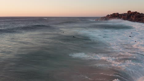 Surfer-Und-Große-Meereswellen-In-Llandudno,-Kapstadt,-Südafrika---Luftdrohnenaufnahme