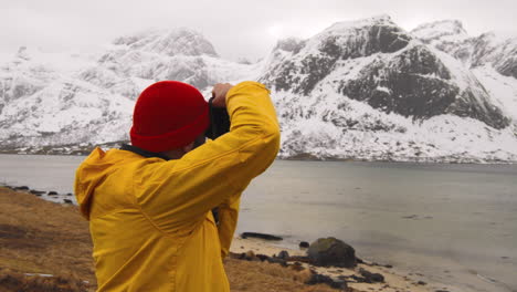 Fotógrafo-Tomando-Fotos-Del-Paisaje-Invernal-En-Lofoten-Noruega---Toma-Panorámica