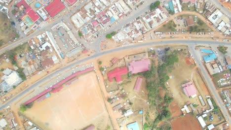 Tráfico-Por-Carretera-Que-Discurre-Entre-Zonas-Residenciales-En-Kenia