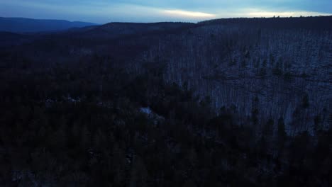 Drohnen-Videomaterial-Aus-Der-Luft-Vom-Einbruch-Der-Dunkelheit-In-Den-Schneebedeckten-Appalachen-Im-Winter,-In-Der-Untergruppe-Der-Catskill-Mountains