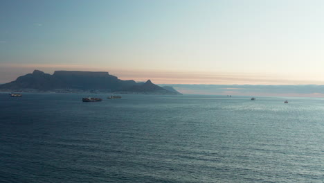 Frachtschiffe-Segeln-An-Der-Küste-Südafrikas-Mit-Kapstadt-In-Der-Ferne
