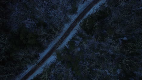 Glatte-Nächtliche-Drohnenaufnahmen-Einer-Wunderschönen-Straße-Durch-Einen-Verschneiten-Winterwald-In-Den-Appalachen-Im-Winter-Im-New-Yorker-Hudson-Valley-In-Der-Untergruppe-Der-Catskill-Mountains