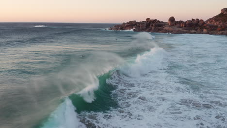 Wellen-Brechen-Und-Menschen-Schwimmen-An-Der-Küste-In-Der-Nähe-Von-Llandudno-In-Kapstadt,-Südafrika---Luftaufnahme