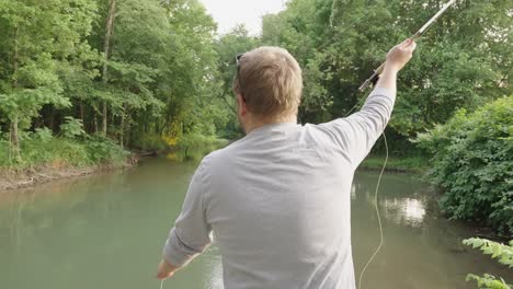 Zeitlupenvideo-Des-Fliegenfischens-Auf-Dem-Elf-Punkte-Fluss-In-Thomasville,-Missouri