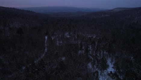 Drohnen-Videomaterial-Aus-Der-Luft-Vom-Einbruch-Der-Dunkelheit-In-Den-Schneebedeckten-Appalachen-Im-Winter,-In-Der-Untergruppe-Der-Catskill-Mountains
