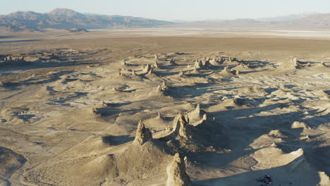 Glatte-Und-Langsame-Luftaufnahme,-Die-Landschaft-Voller-Spitzen-In-Der-Kalifornischen-Wüste-Enthüllt