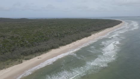 Panoramablick-Auf-Die-Waldlandschaft-Und-Die-Ruhigen-Gewässer-Der-Insel-North-Stradbroke-In-Queensland,-Australien