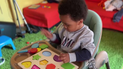 Bebé-De-Dos-Años-Jugando-Feliz-Y-Divertido-Aprendiendo-Colores-Y-Formas