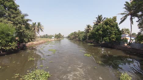Kreuzfahrt-Durch-Die-Backwaters-Von-Kerala,-Bezaubernde-Kanäle-Und-üppige-Palmen,-Alappuzha,-Indien