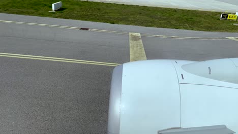 POV-Flugzeugfensteransicht,-Die-Die-Start--Und-Landebahn-Des-Flughafens-Nach-Der-Landung-Tagsüber-Zeigt
