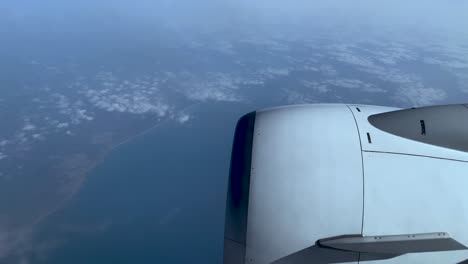 POV-Aus-Dem-Flugzeugfenster,-Das-über-Die-Biscayne-Bay-In-Florida,-Vereinigte-Staaten,-Fliegt