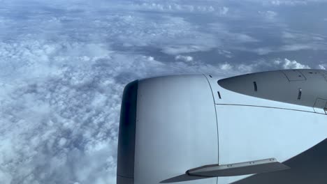 Vista-De-Pasajero-Mirando-El-Motor-Volando-Sobre-Las-Nubes