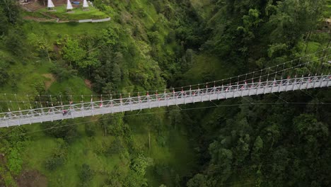 Ein-Touristenziel-Für-Die-Girpasang-hängebrücke,-Die-Eine-überquerungsmöglichkeit-Hat,-Nämlich-Die-Gondel-An-Den-Hängen-Des-Berges-Merapi