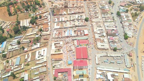 Carretera-Divide-Varios-Bloques-De-Casas-En-Kenia