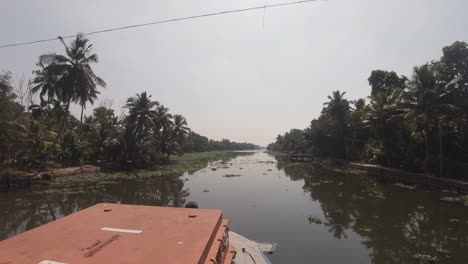 Boating-the-paradisiac-backwaters-and-canals-of-Alappuzha,-Kerala,-India