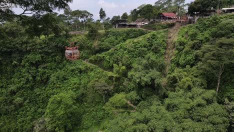 Ein-Touristenziel-Für-Die-Girpasang-hängebrücke,-Die-Eine-überquerungsmöglichkeit-Hat,-Nämlich-Die-Gondel-An-Den-Hängen-Des-Berges-Merapi