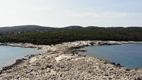 Paralia-Emplisi-Playa-Pedregosa-Con-Vistas-A-Las-Exuberantes-Colinas-Verdes-En-Grecia--Antena-Delantera