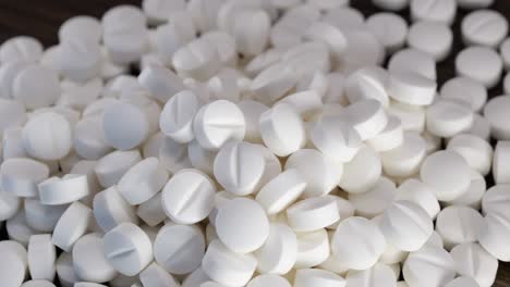 Panning-shot-of-white-pills-as-a-symbol-of-drug-overdose