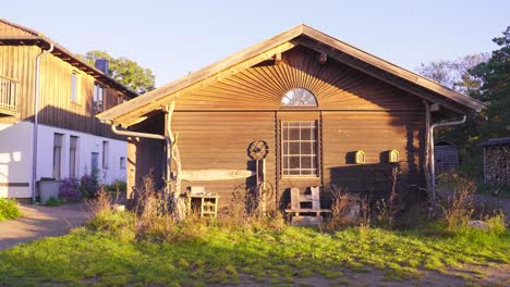 Sieben-Linden-Ecovillage-Community-Europäisches-Projekt-Eines-Alternativen-öko-nachhaltigen-Netzunabhängigen-Lebensstils,-Blick-Auf-Ein-Hölzernes-Bauernhaus-In-Einem-Grünen-Dorf,-Leben-Mit-Niedrigem-Kohlenstoffausstoß
