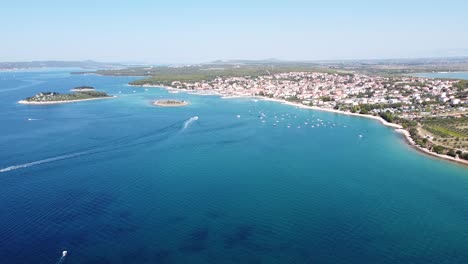 Pakostane-En-Zadar,-Dalmacia,-Croacia---Vista-Aérea-De-Drones-De-La-Costa-Con-Barcos,-Playas,-Islas-Y-Un-Pueblo-Pintoresco