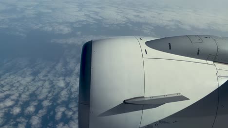 Wolken-Und-Himmel-Durch-Das-Fenster-Eines-Flugzeugs-Gesehen