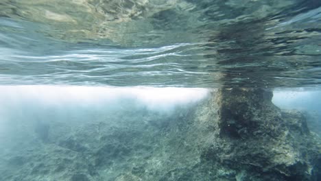 Captura-Submarina-Cristalina-De-La-Playa-Paralia-Emplise-Durante-El-Día,-En-Grecia